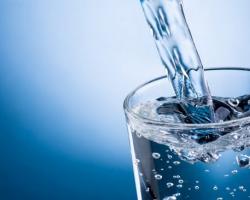 ¿Cómo preparar agua alcalina para beber en casa?