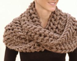 Pinong scarf na may openwork at simpleng knitting needles Pattern ng scarf para sa taglamig
