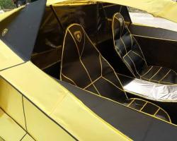 Seorang desainer Malaysia membuat salinan Lamborghini ukuran penuh dari kertas untuk dibakar.Cara membuat Lamborghini Aventador dari kertas gambar