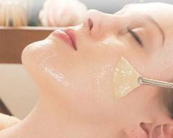 Използване на масло от шипка за лице срещу бръчки - мнения от жени